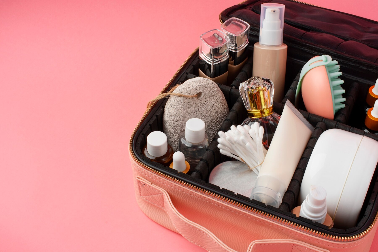 A Comprehensive Women’s Holiday Packing List - CheckandPack.com
